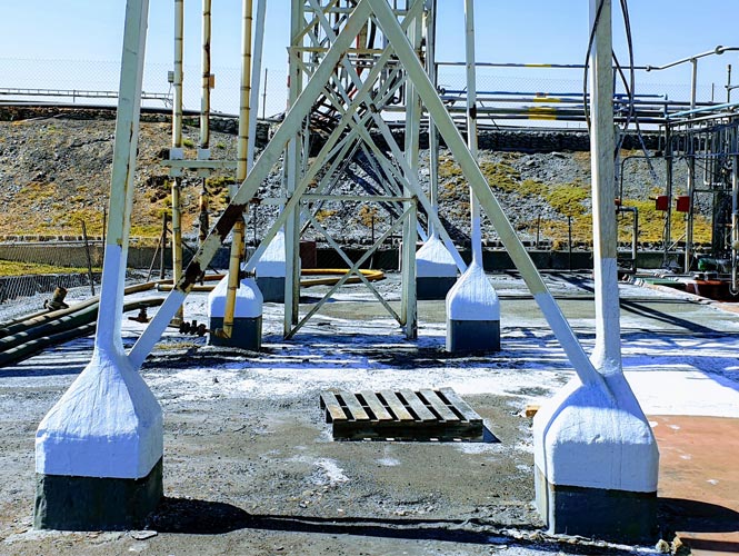 Steel column bases protected from water, salts and chemical corrosion 